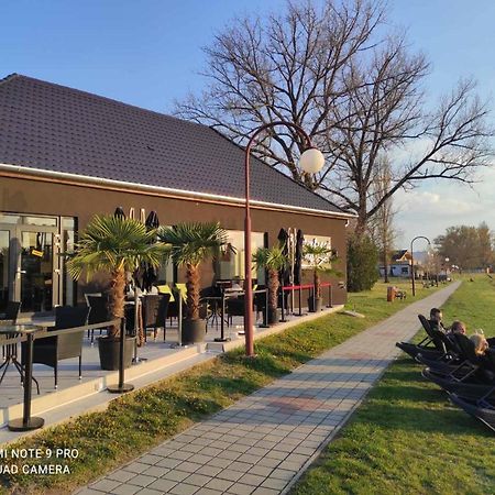 Waterfront Lodge Dunapataj Ngoại thất bức ảnh