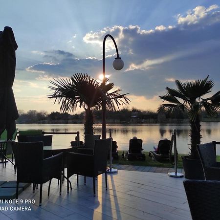 Waterfront Lodge Dunapataj Ngoại thất bức ảnh