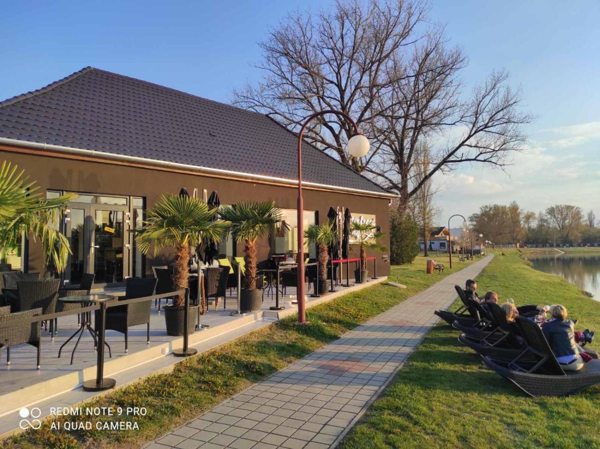 Waterfront Lodge Dunapataj Ngoại thất bức ảnh