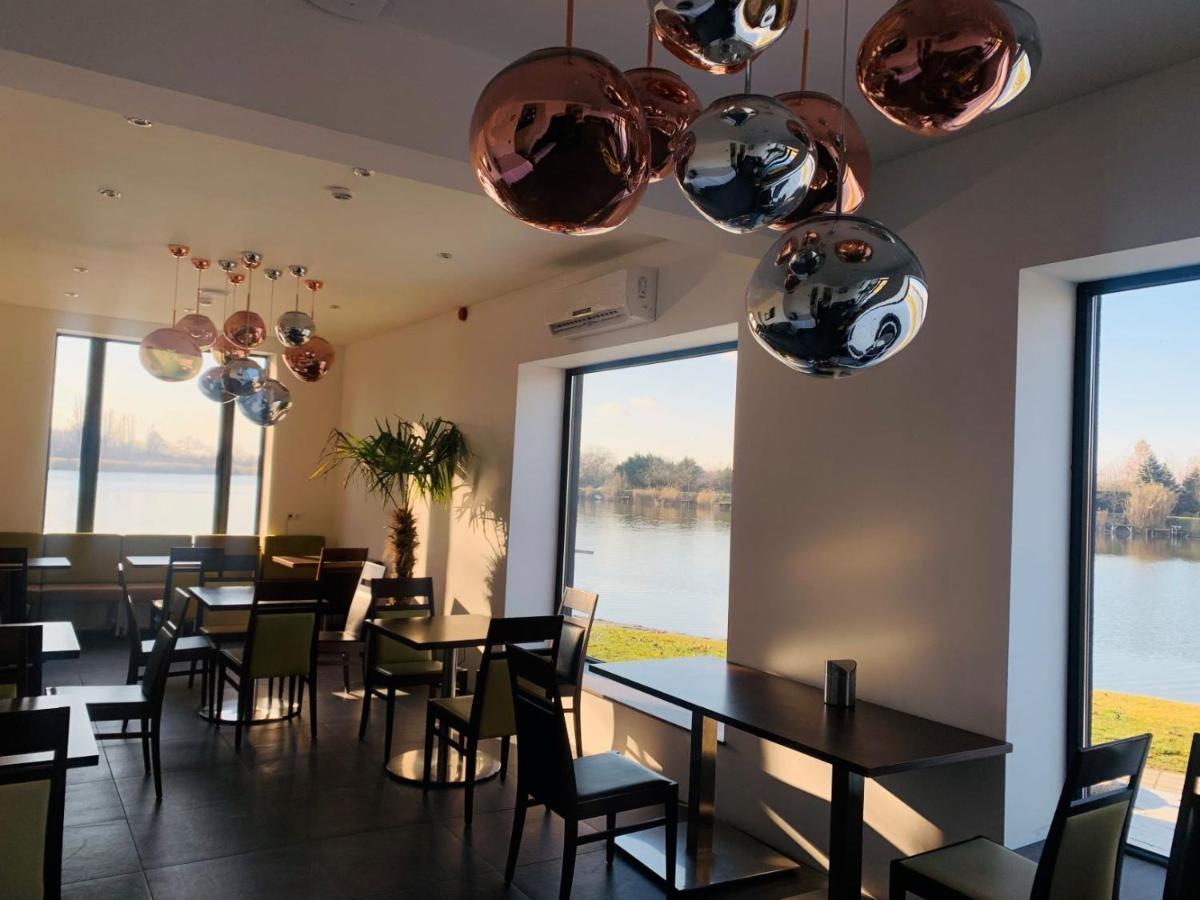 Waterfront Lodge Dunapataj Ngoại thất bức ảnh