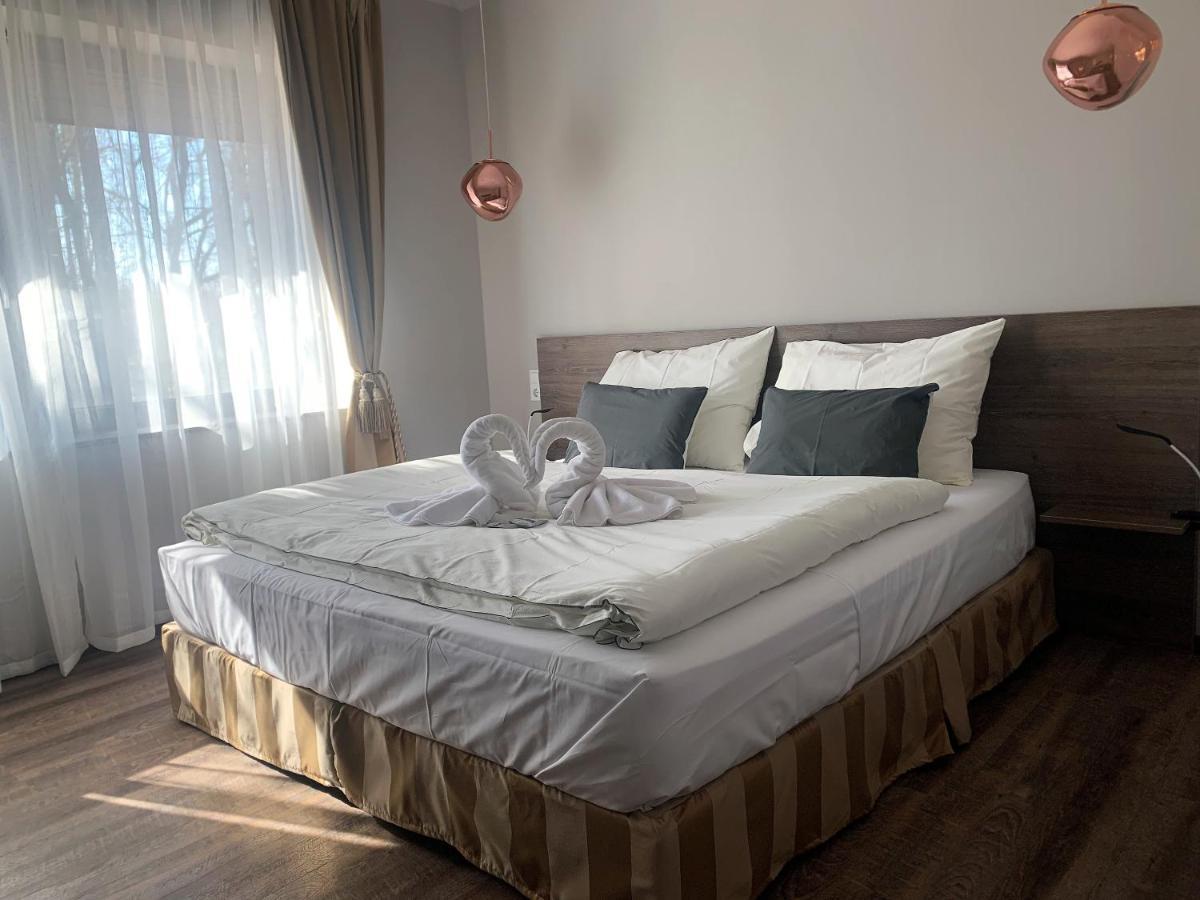 Waterfront Lodge Dunapataj Ngoại thất bức ảnh