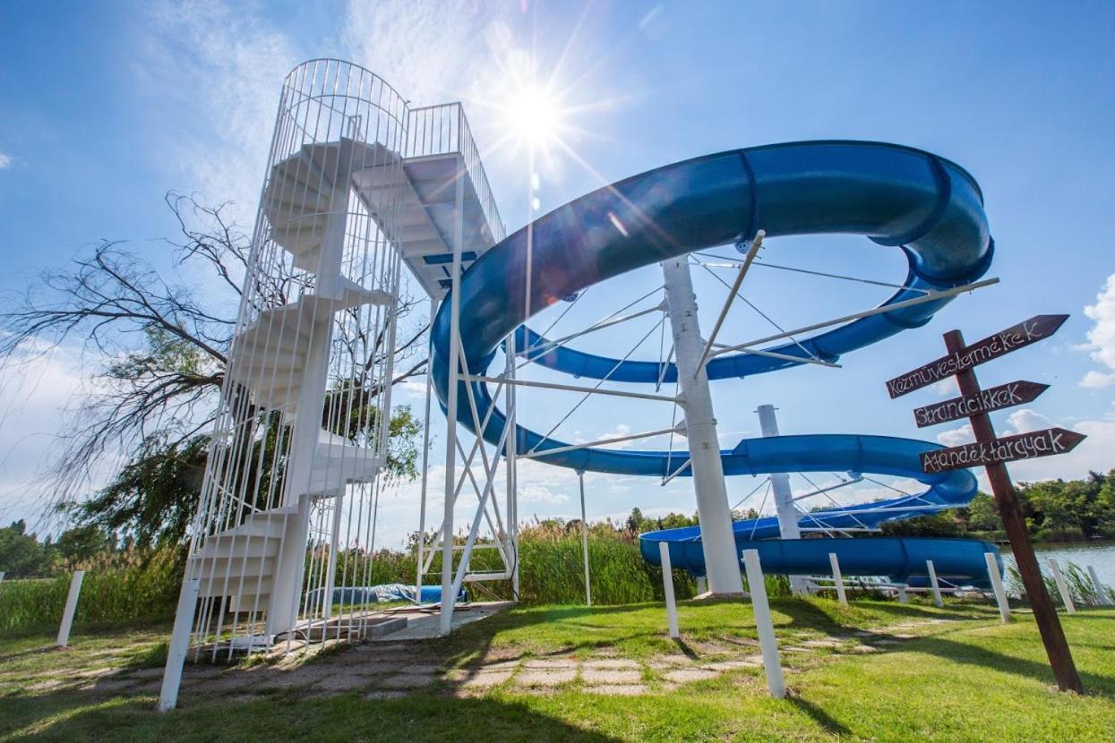 Waterfront Lodge Dunapataj Ngoại thất bức ảnh